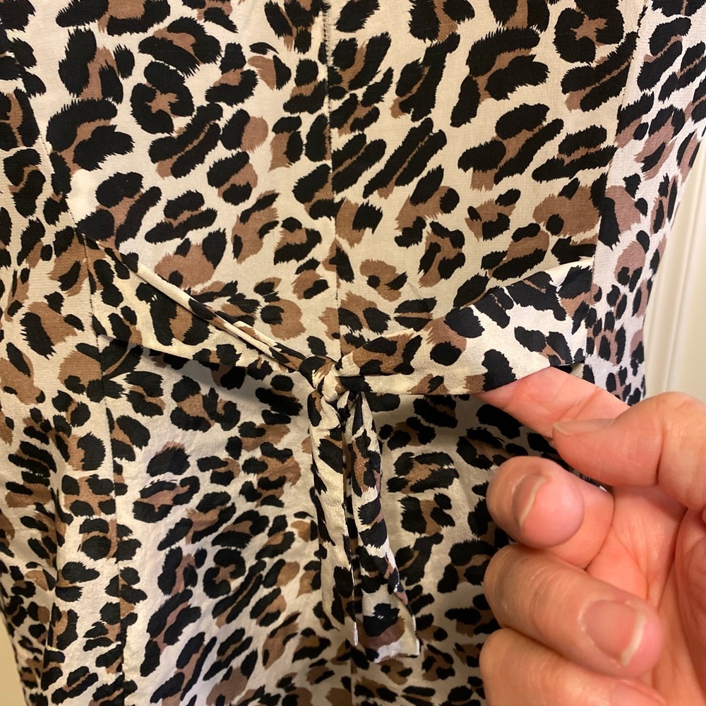 Nancy Crystal - VTG SILK leopard print v-neck sleeveless button up top, … - Picture 5 of 7